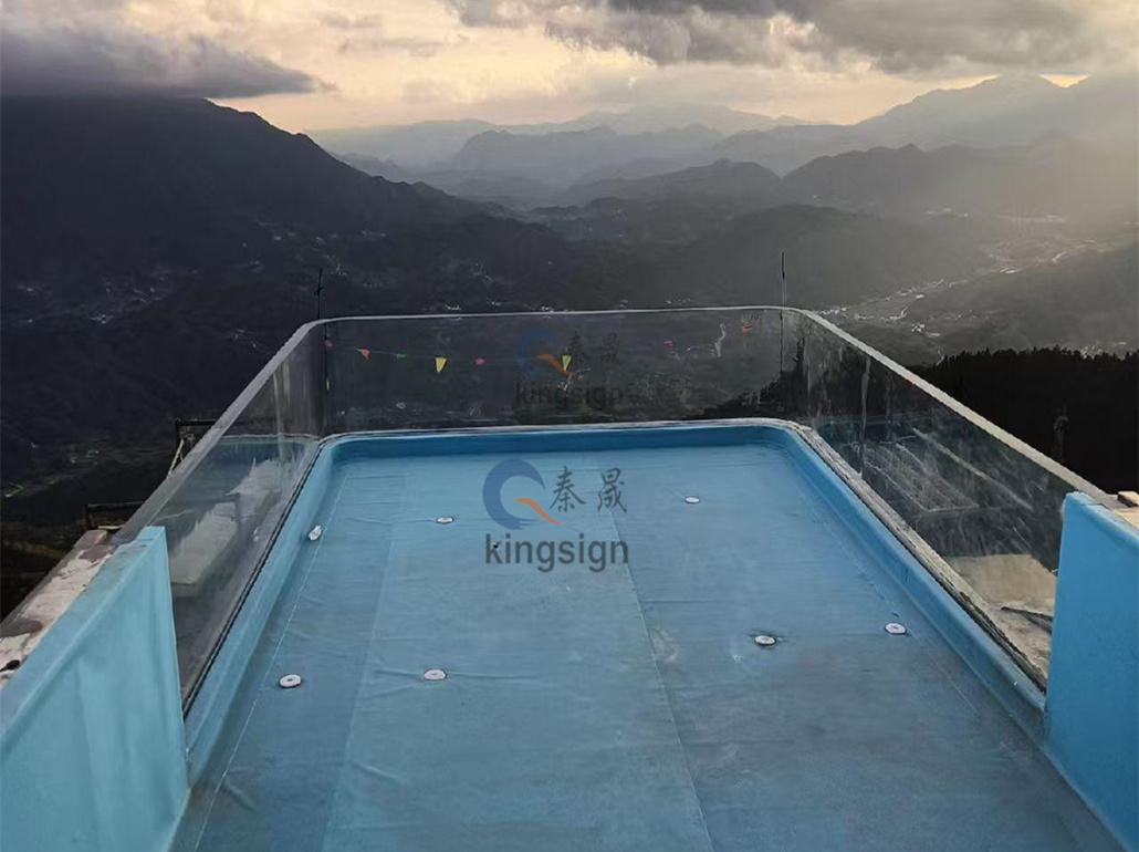 Kingsign U figura Acrylic stagnum Fenestra Installation
